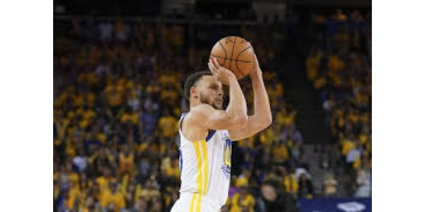 Curry e Golden State Warriors rinnovano il loro contratto tre anni prima del previsto